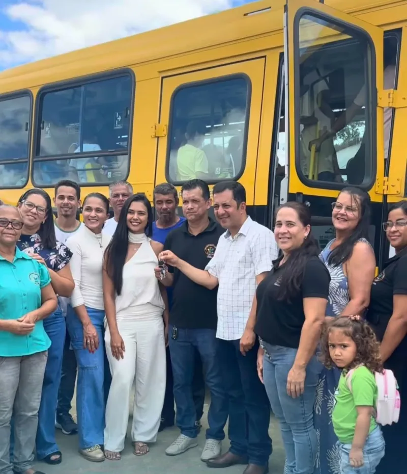Prefeito Manrick Teixeira entrega ônibus escolar 0km e caminhonete Hilux 4x4 para Escola de São João da Prata
