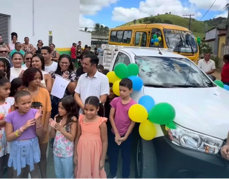 Prefeito Manrick Teixeira entrega ônibus escolar 0km e caminhonete Hilux 4x4 para Escola de São João da Prata