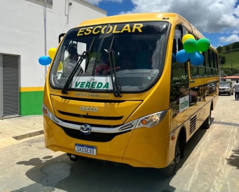 Prefeito Manrick Teixeira entrega ônibus escolar 0km e caminhonete Hilux 4x4 para Escola de São João da Prata