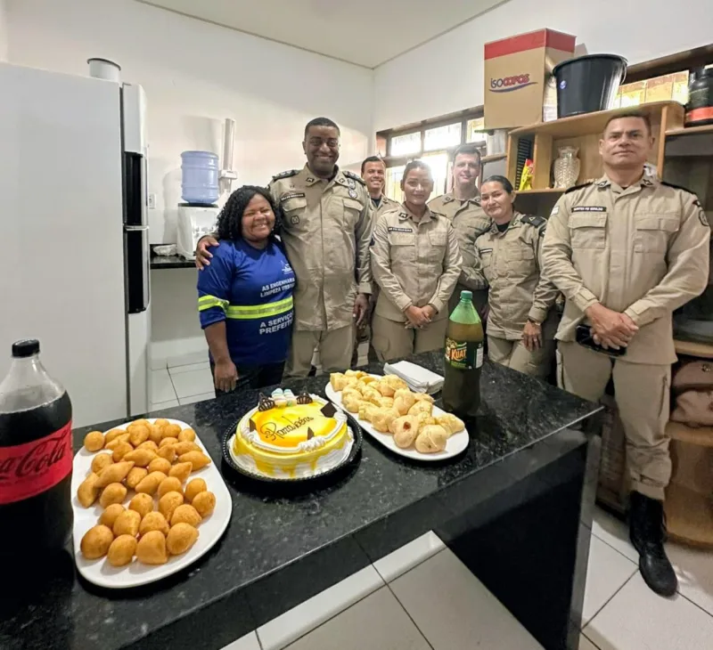 Polícia Militar homenageia funcionária da limpeza com surpresa de aniversário na sede da 87ª CIPM em Teixeira de Freitas