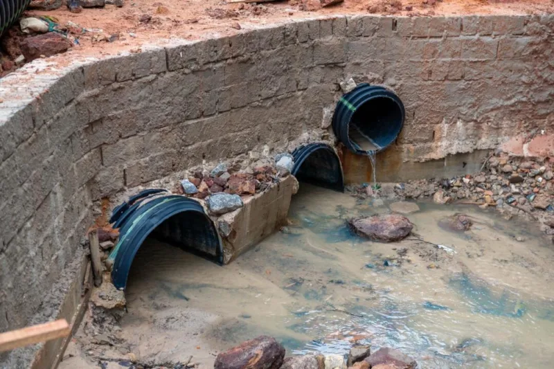 Prefeitura executa obra de drenagem na Avenida Estados Unidos para prevenir erosões em Teixeira de Freitas