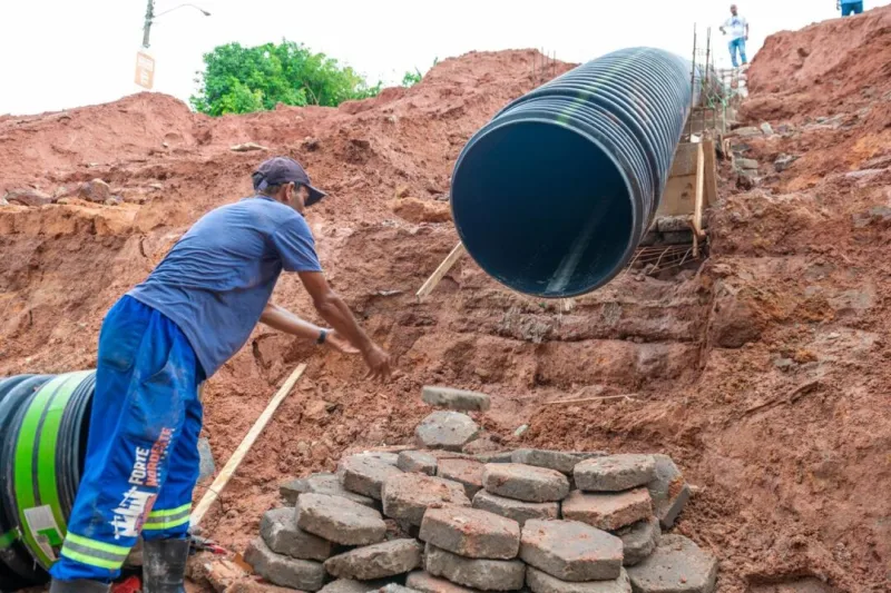 Prefeitura executa obra de drenagem na Avenida Estados Unidos para prevenir erosões em Teixeira de Freitas
