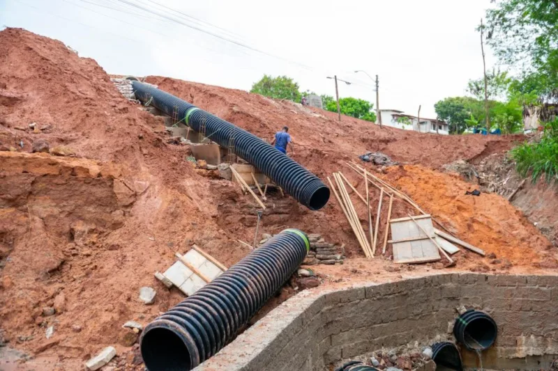 Prefeitura executa obra de drenagem na Avenida Estados Unidos para prevenir erosões em Teixeira de Freitas
