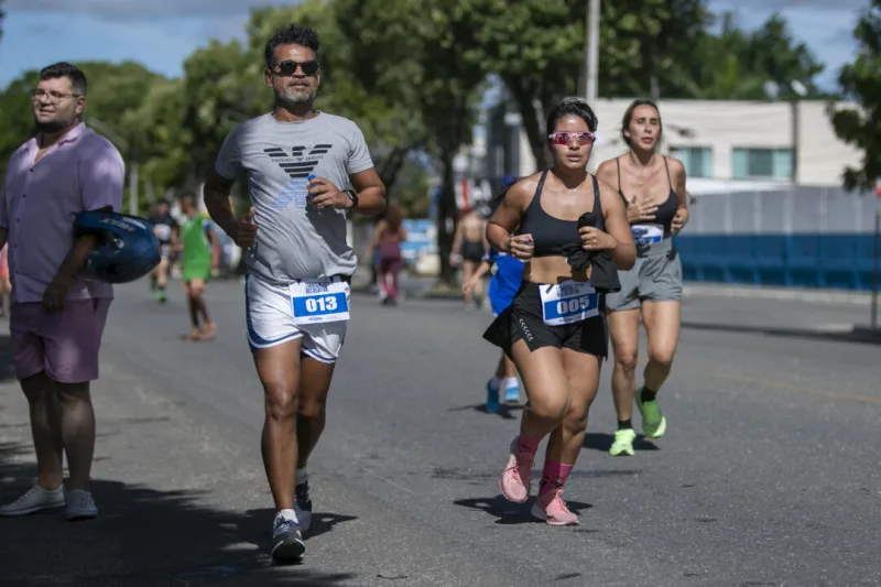 Famílias participam de atividades esportivas no “Domingo é Lazer” na Praça Padre Aparecido
