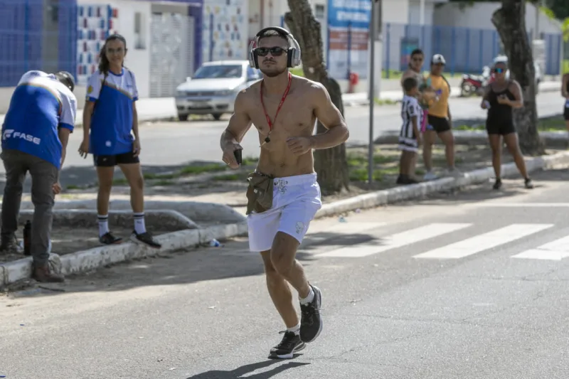 Famílias participam de atividades esportivas no “Domingo é Lazer” na Praça Padre Aparecido