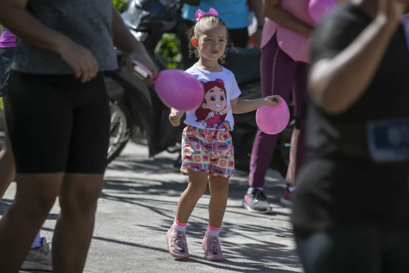 Famílias participam de atividades esportivas no “Domingo é Lazer” na Praça Padre Aparecido