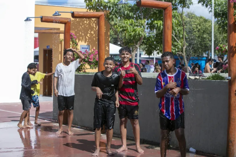Famílias participam de atividades esportivas no “Domingo é Lazer” na Praça Padre Aparecido