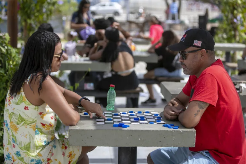 Famílias participam de atividades esportivas no “Domingo é Lazer” na Praça Padre Aparecido