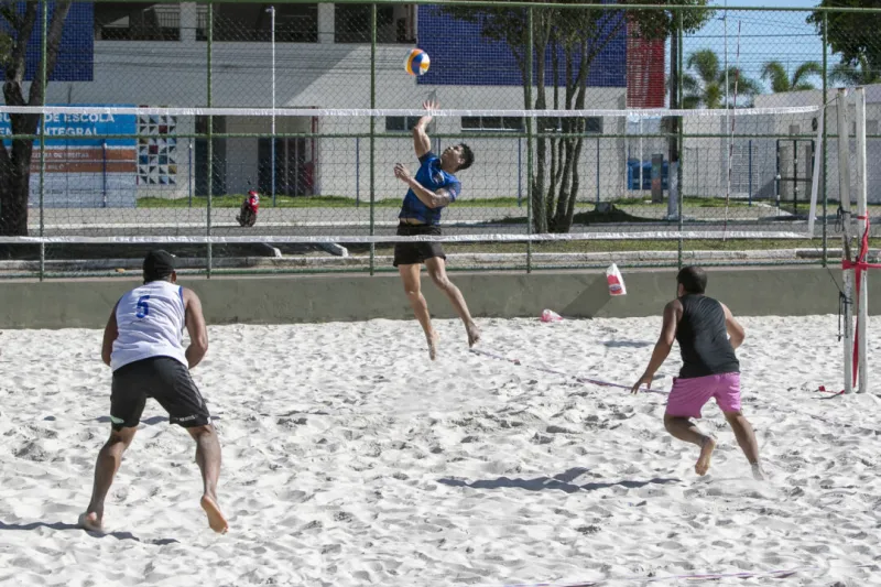 Famílias participam de atividades esportivas no “Domingo é Lazer” na Praça Padre Aparecido