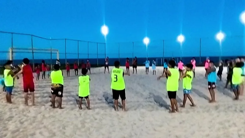 Treino movimenta atletas do Projeto Garotos do Futuro de Alcobaça na Arena de Beach Soccer Roniery Barbosa