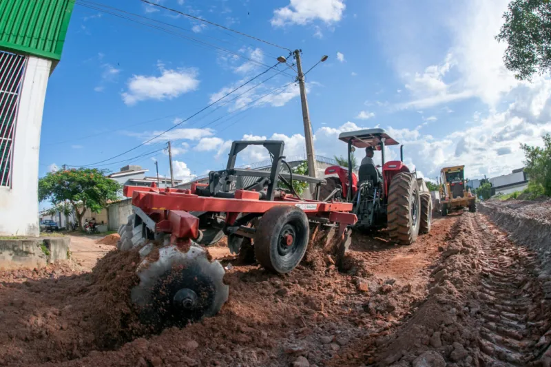 Prefeitura de Teixeira de Freitas avança com obras de pavimentação no Jardim Caraípe