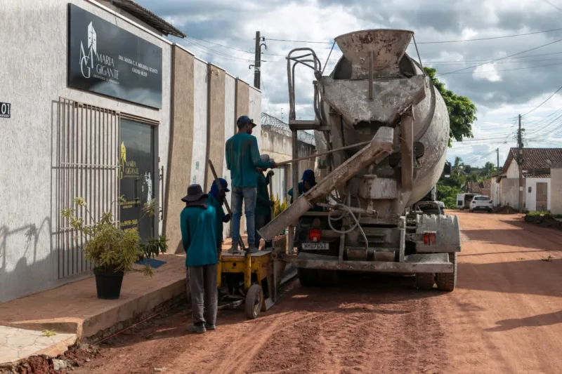 Prefeitura de Teixeira de Freitas avança com obras de pavimentação no Jardim Caraípe