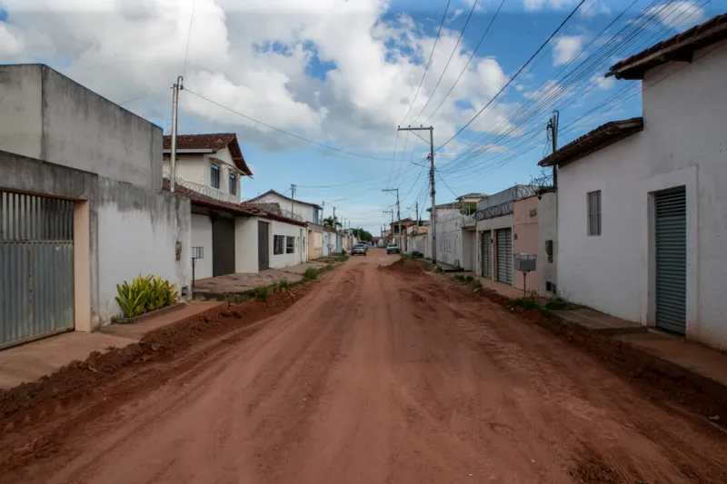 Prefeitura de Teixeira de Freitas avança com obras de pavimentação no Jardim Caraípe