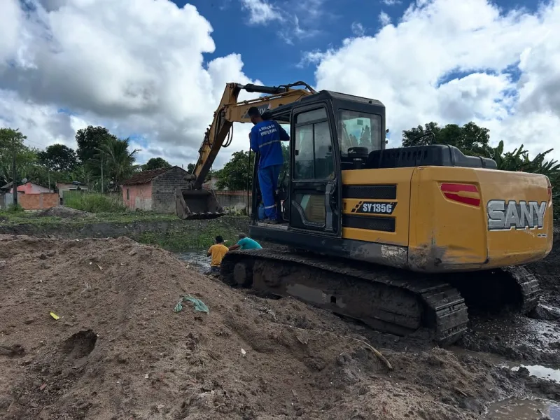 Obras da nova praça no bairro Henrique Brito avançam em Posto da Mata
