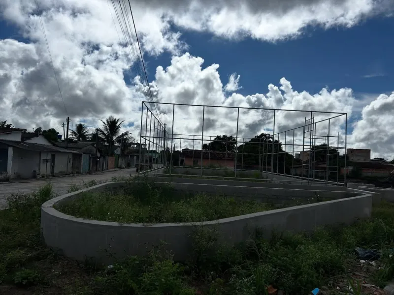 Obras da nova praça no bairro Henrique Brito avançam em Posto da Mata