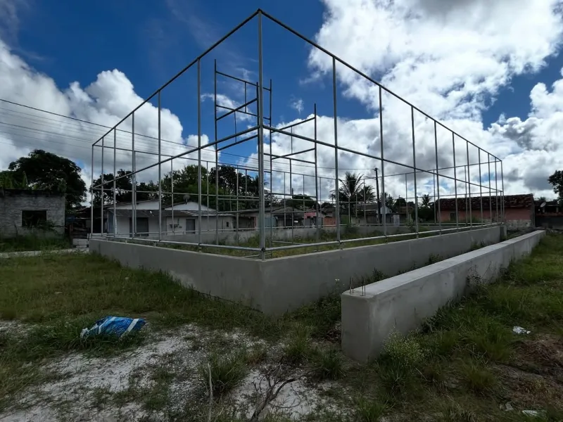 Obras da nova praça no bairro Henrique Brito avançam em Posto da Mata