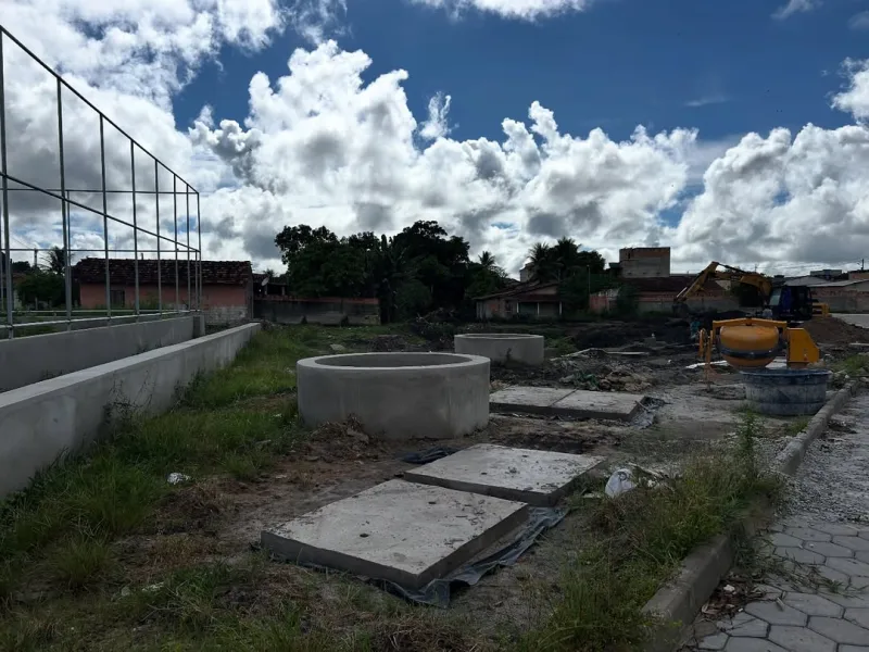 Obras da nova praça no bairro Henrique Brito avançam em Posto da Mata