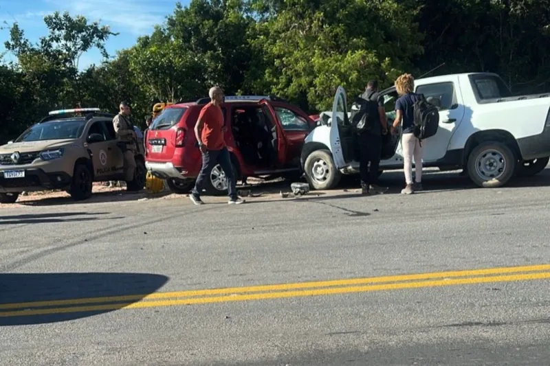 Batida frontal no anel viário de Porto Seguro termina com dois mortos e uma mulher ferida