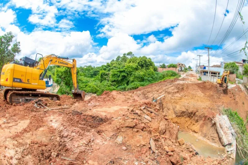 Após danos causados pelas chuvas, Prefeitura inicia obra de macrodrenagem na Avenida Padre Anchieta em Teixeira de Freitas