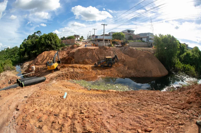 Após danos causados pelas chuvas, Prefeitura inicia obra de macrodrenagem na Avenida Padre Anchieta em Teixeira de Freitas