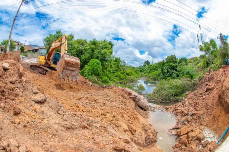 Após danos causados pelas chuvas, Prefeitura inicia obra de macrodrenagem na Avenida Padre Anchieta em Teixeira de Freitas