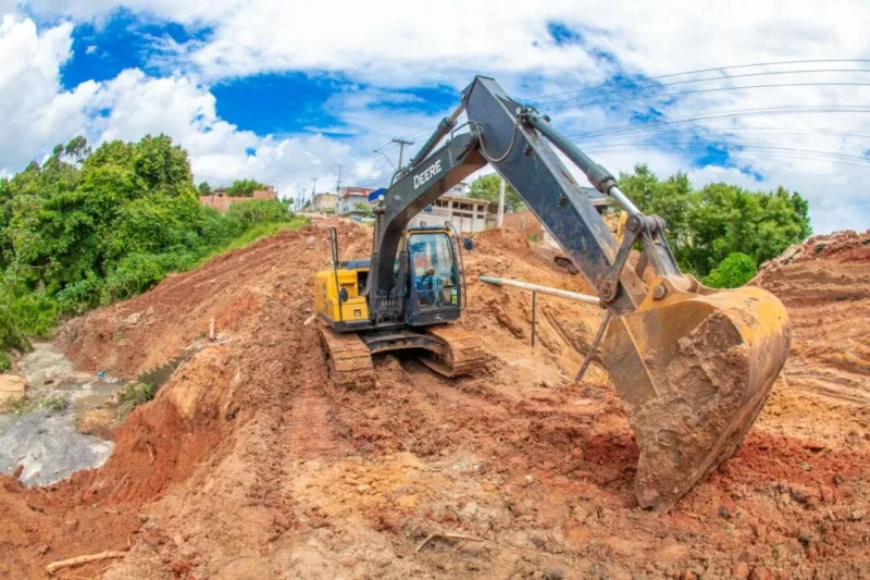 Após danos causados pelas chuvas, Prefeitura inicia obra de macrodrenagem na Avenida Padre Anchieta em Teixeira de Freitas