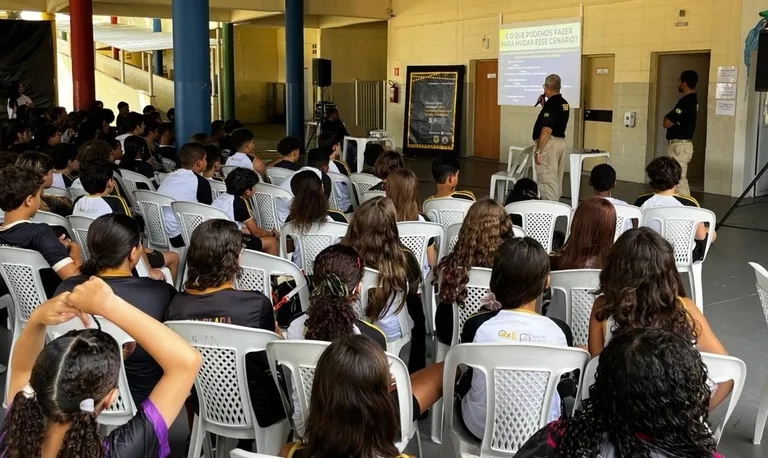 PRF promove palestras sobre segurança no trânsito para cerca de 500 estudantes no extremo sul da Bahia