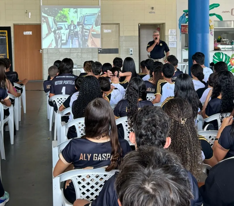PRF promove palestras sobre segurança no trânsito para cerca de 500 estudantes no extremo sul da Bahia
