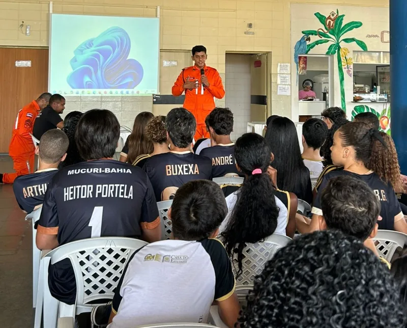 PRF promove palestras sobre segurança no trânsito para cerca de 500 estudantes no extremo sul da Bahia