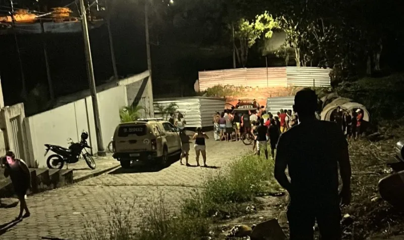 Mulher morre após carro conduzido por motorista embriagado despencar em cratera interditada em Itabatã Mulher morre após carro conduzido por motorista embriagado despencar em cratera interditada em Itabatã