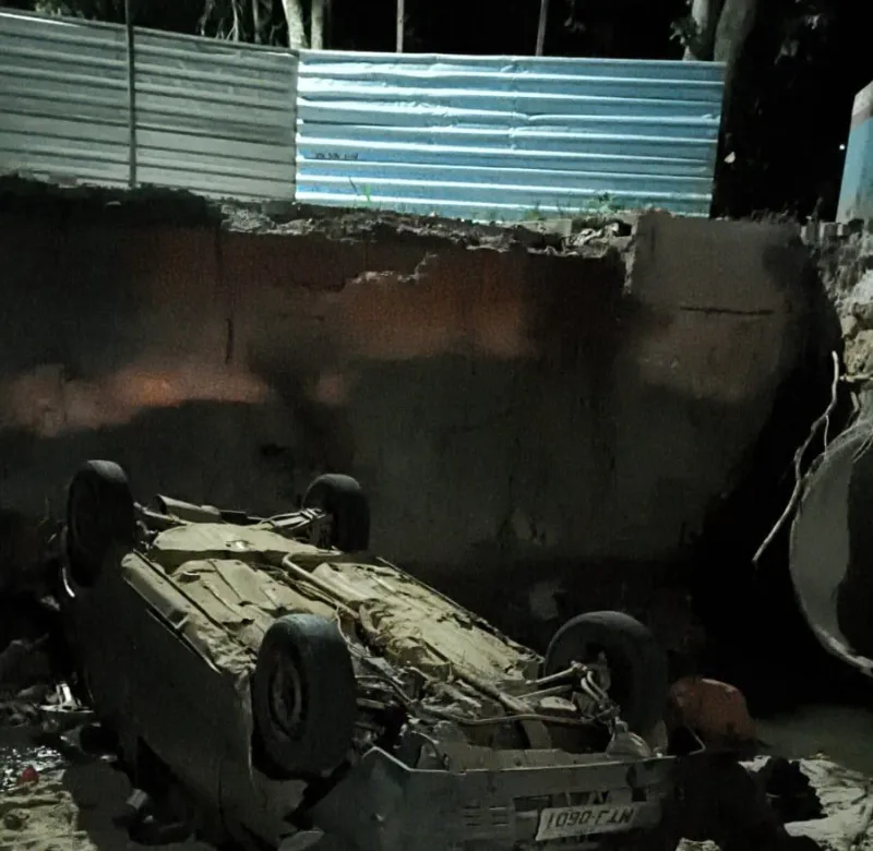 Mulher morre após carro conduzido por motorista embriagado despencar em cratera interditada em Itabatã Mulher morre após carro conduzido por motorista embriagado despencar em cratera interditada em Itabatã