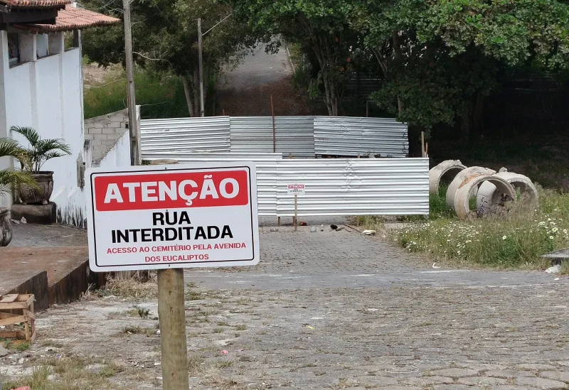 Mulher morre após carro conduzido por motorista embriagado despencar em cratera interditada em Itabatã Mulher morre após carro conduzido por motorista embriagado despencar em cratera interditada em Itabatã
