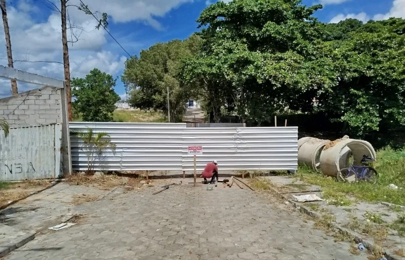 Mulher morre após carro conduzido por motorista embriagado despencar em cratera interditada em Itabatã Mulher morre após carro conduzido por motorista embriagado despencar em cratera interditada em Itabatã