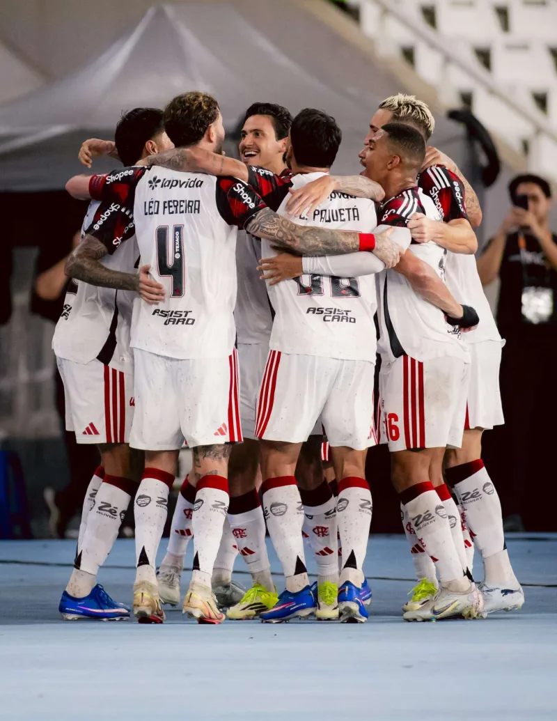 Flamengo domina clássico e goleia Botafogo no Engenhão Flamengo domina clássico e goleia Botafogo no Engenhão