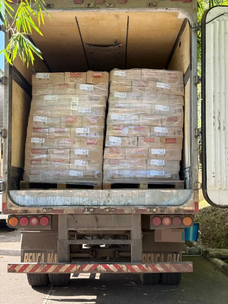 Caminhão com 25 toneladas de salsicha vencida é apreendido pela Polícia Civil na Bahia