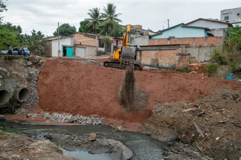 Prefeitura de Teixeira de Freitas reforça estrutura da Rua Sargento Pedro com ações preventivas