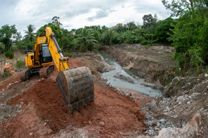 Prefeitura de Teixeira de Freitas reforça estrutura da Rua Sargento Pedro com ações preventivas