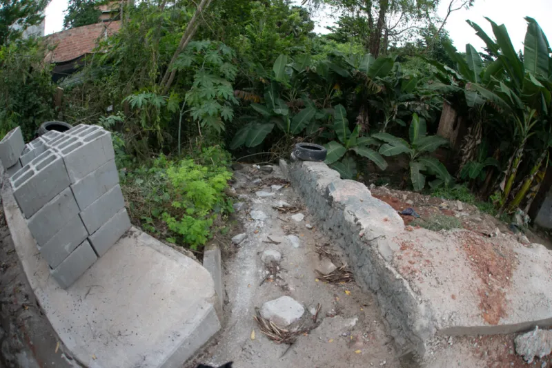 Prefeitura de Teixeira de Freitas reforça estrutura da Rua Sargento Pedro com ações preventivas