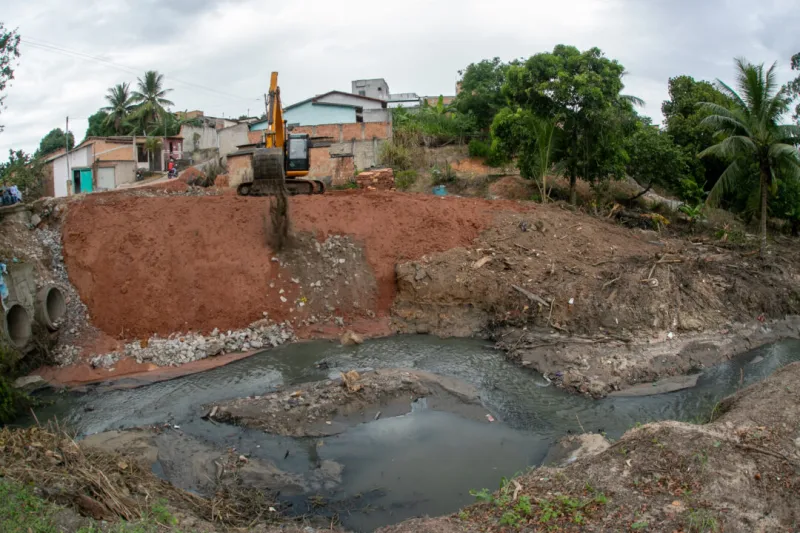 Prefeitura de Teixeira de Freitas reforça estrutura da Rua Sargento Pedro com ações preventivas