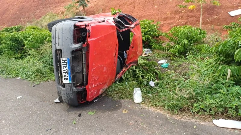 Idoso morre após capotamento na BR-101 e esposa fica em estado grave, em Itamaraju