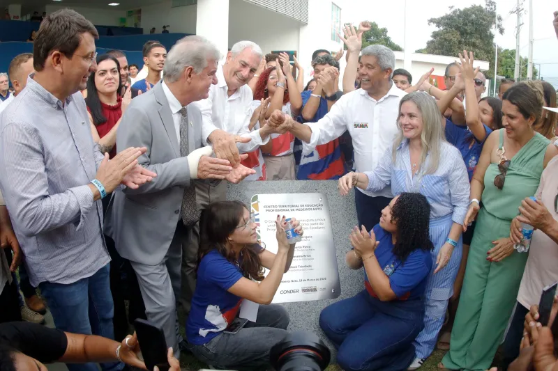 Governador Jerônimo Rodrigues entrega obras e anuncia novos investimentos em Medeiros Neto Governador Jerônimo Rodrigues entrega obras e anuncia novos investimentos em Medeiros Neto