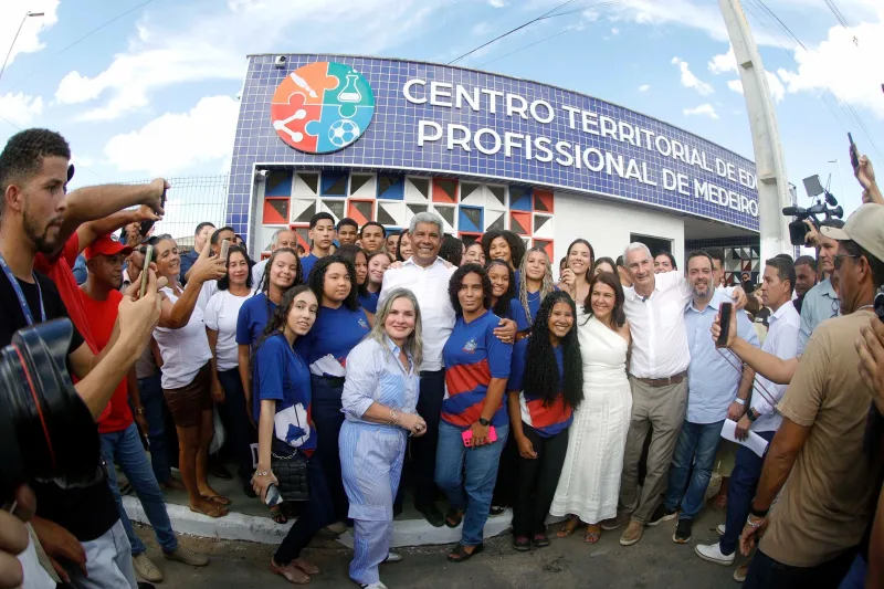 Governador Jerônimo Rodrigues entrega obras e anuncia novos investimentos em Medeiros Neto Governador Jerônimo Rodrigues entrega obras e anuncia novos investimentos em Medeiros Neto
