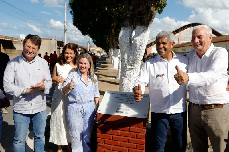 Governador Jerônimo Rodrigues entrega obras e anuncia novos investimentos em Medeiros Neto Governador Jerônimo Rodrigues entrega obras e anuncia novos investimentos em Medeiros Neto