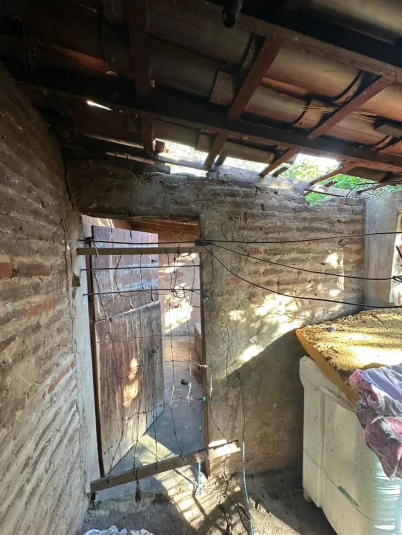 Mulher é presa em flagrante por manter irmã com deficiência em cárcere privado na Bahia Mulher é presa em flagrante por manter irmã com deficiência em cárcere privado na Bahia