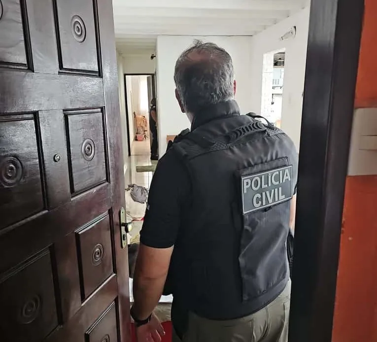 Mulher investigada por stalking e outros crimes é presa na Bahia Mulher investigada por stalking e outros crimes é presa na Bahia