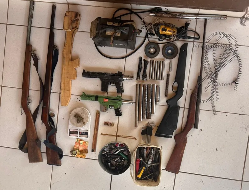 Oficina ilegal de submetralhadoras é fechada pela polícia em Alcobaça; três foram presos Oficina ilegal de submetralhadoras é fechada pela polícia em Alcobaça; três foram presos