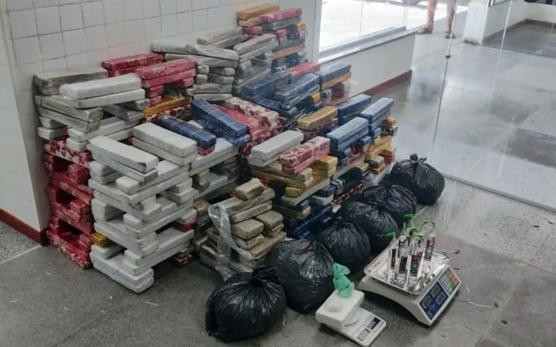 Mais de meia tonelada de drogas é apreendida em depósito usado pelo tráfico na Bahia