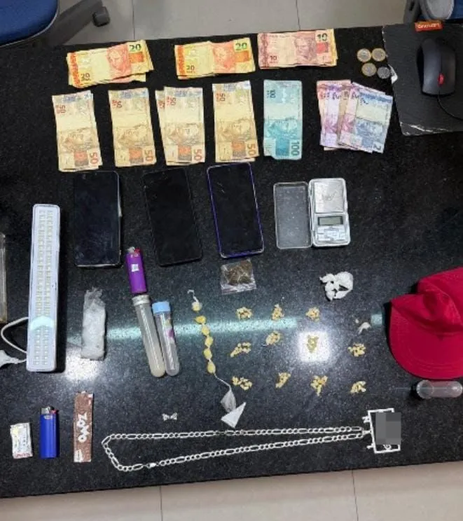 Dupla é presa por tráfico de drogas em Eunápolis Dupla é presa por tráfico de drogas em Eunápolis