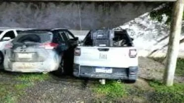 Trio é preso com veículos roubados e arma de fogo na zona rural de Itabela Trio é preso com veículos roubados e arma de fogo na zona rural de Itabela