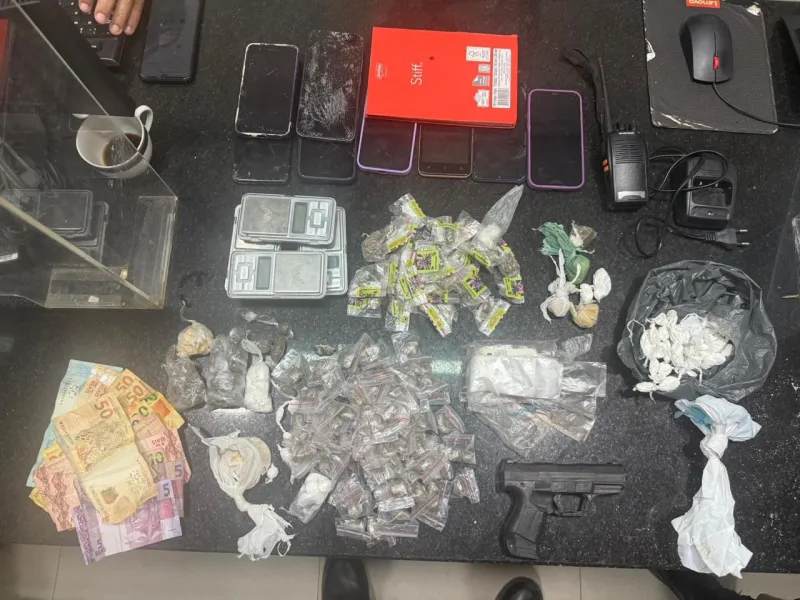 PM apreende entorpecentes e prende suspeitos durante operação em Guaratinga